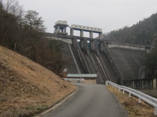 三川ダム堰堤の下