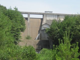 三河ダムを見上げる