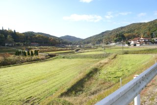 大土山は右の峰の裏側にある