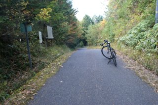 高地山の尾根を越える