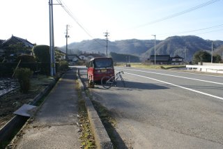 濁川の道の膨らみに駐車