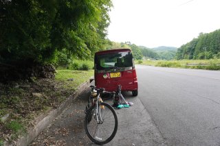 道の膨らみに駐車