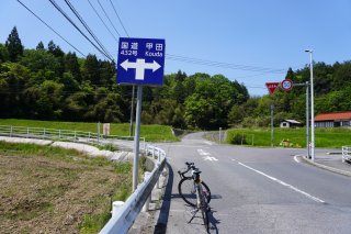 県道５２号線へ