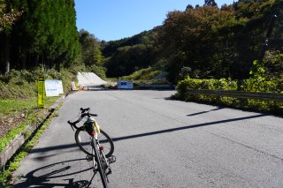 県道と分かれる