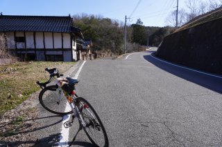 反転して川沿いへ