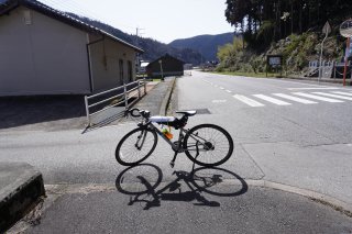 県道から小学校へ