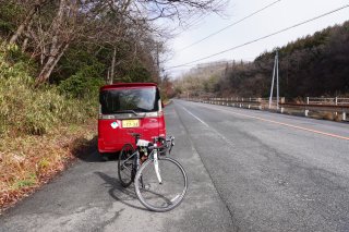 道の膨らみに駐車