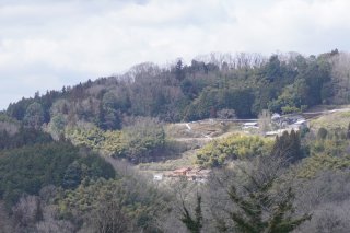山岡の集落が見える
