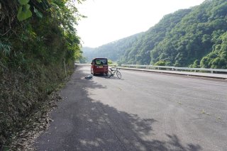 道の膨らみに駐車