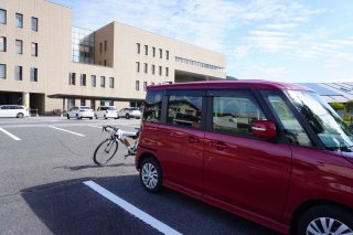 図書館の前に駐車