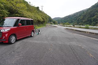 道の膨らみに駐車