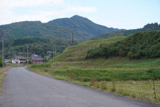湯木川東から釜峰山を